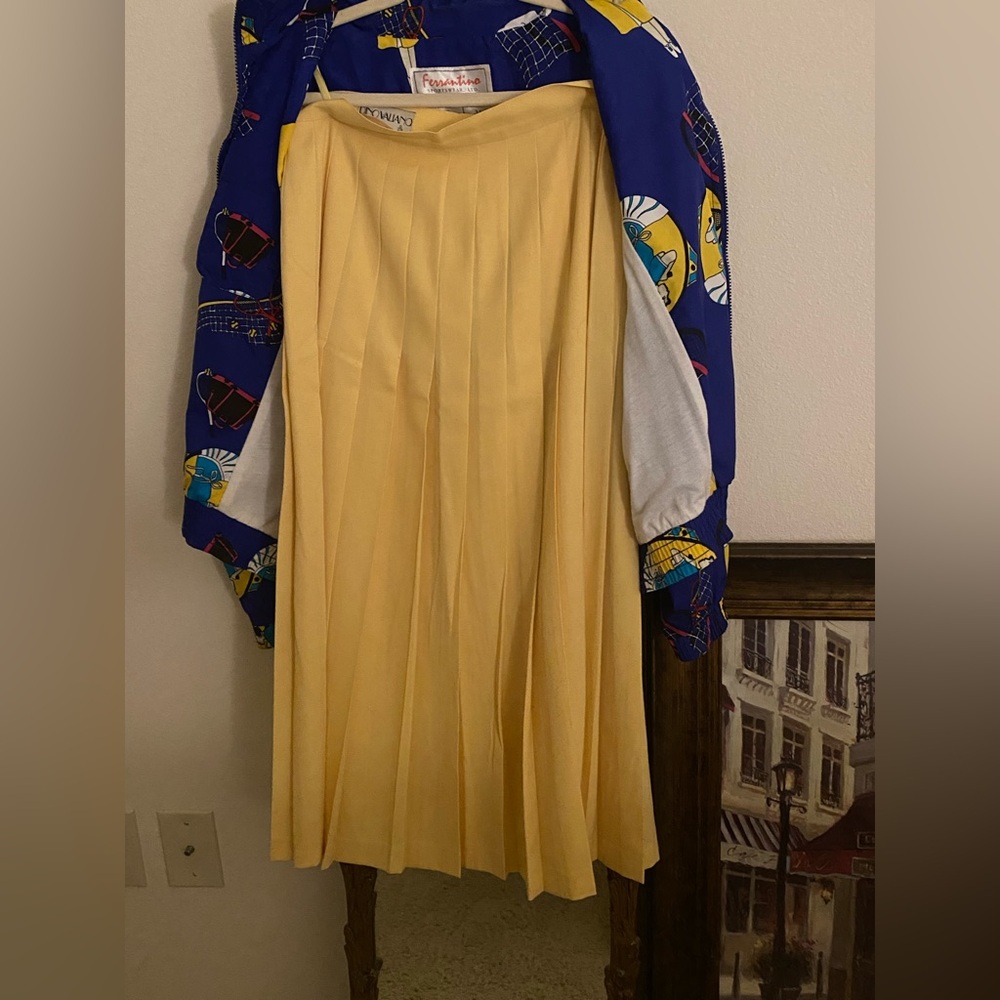 DINO VALLIANO Woman’s yellow gold long  hipstitched box pleated VTG (Germany)